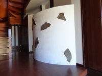 玄関正面のＲ壁は、漆喰仕上げに石を貼り付け、和の雰囲気を出しました。